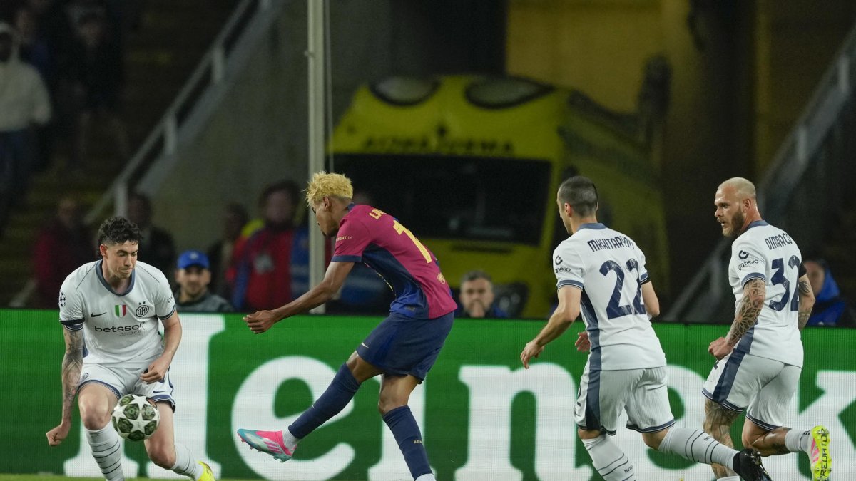 El delantero del Barcelona Lamine Yamal anota el primer gol del equipo durante el encuentro correspondiente a la ida de las semifinales de la Liga de Campeones que disputan FC Barcelona e Inter en el estadio Olímpico Lluis Company, en Barcelona. EFE/ Alejandro Garcia