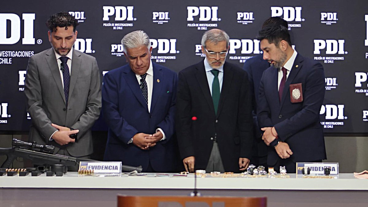 Fotografía cedida por la Policía de Investigaciones de Chile (PDI) del ministro de Seguridad Pública, Luis Cordero (2d), junto al fiscal regional metropolitano Occidente, Marcos Pastén (2i), y autoridades policiales este miércoles, durante la presentación de evidencia en el marco de la llamada ´Operación Pennsylvania´, en Santiago (Chile). EFE/ Policía de Investigaciones de Chile