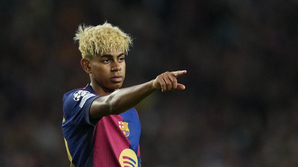 El delantero del FC Barcelona, Lamine Yamal, durante el encuentro correspondiente a la ida de las semifinales de la Liga de Campeones que disputaron FC Barcelona e Inter en el estadio Olímpico Lluis Company, en Barcelona. EFE / Alejandro García.