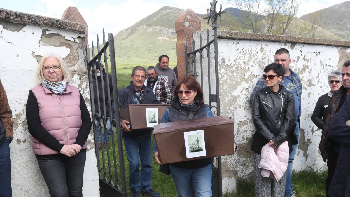 Entrada e los ataúdes en el cementerio de Casares de Arbas.
