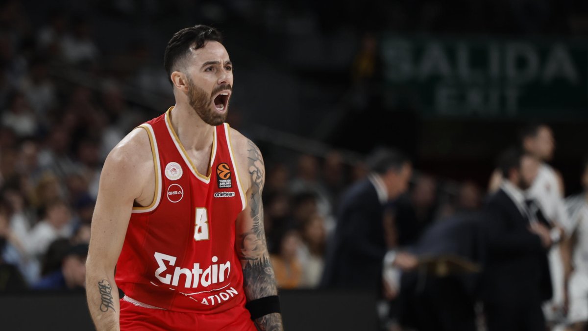 El escolta argentino de Olympiacos, Luca Vildoza, celebra una acción durante el cuarto encuentro de los play off de la Euroliga que disputan hoy jueves Olympiacos y Real Madrid en el Movistar Arena, en Madrid. EFE / Sergio Perez.
