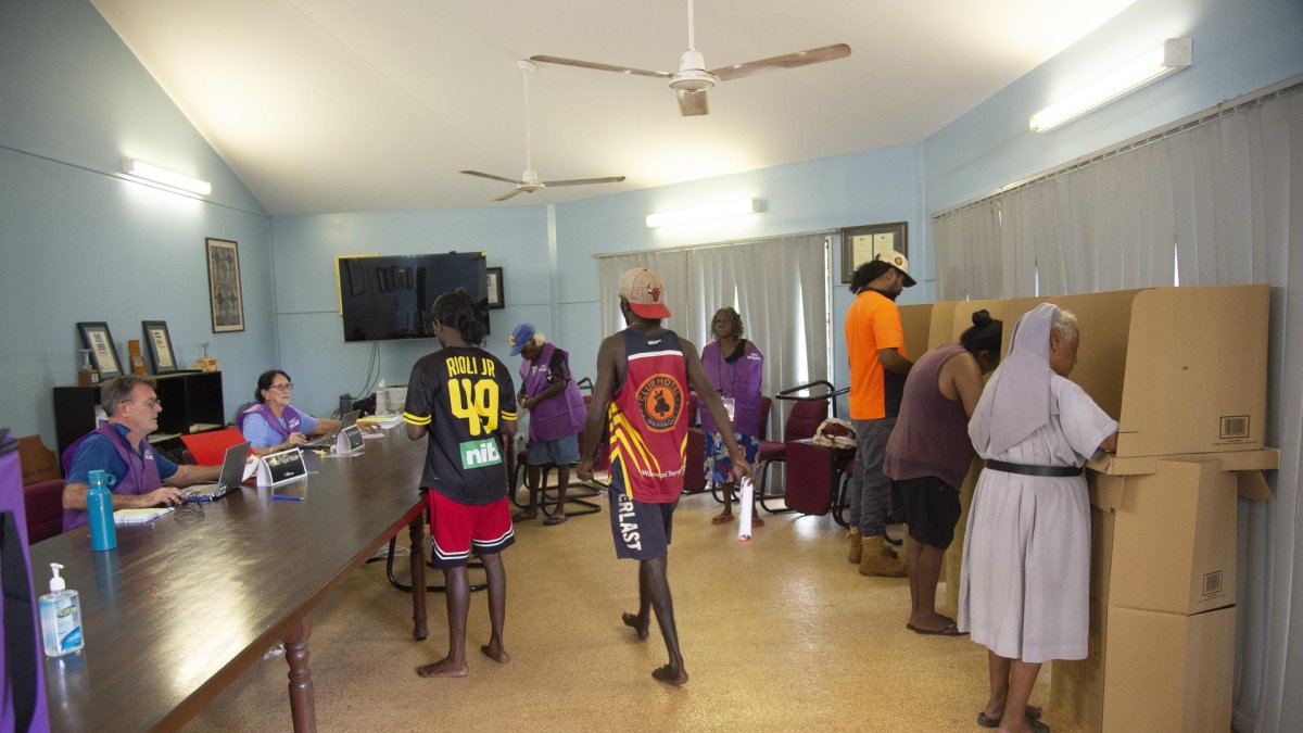 Fotografía de archivo, tomada el 22/04/2025, que muestra a personas que votan a través del sistema anticipado para las elecciones del 3 de mayo en Melville, Australia. EFE/EPA/AARON BUNCH NO ARCHIVING AUSTRALIA AND NEW ZEALAND OUT