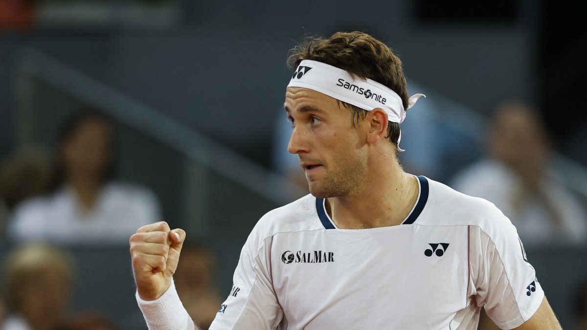 El tenista noruego Casper Ruud ante el argentino Francisco Cerúndolo durante el partido de semifinales individual masculino del Mutua Madrid Open que disputan este viernes, en las instalaciones de la Caja Mágica en Madrid. EFE/ Chema Moya
