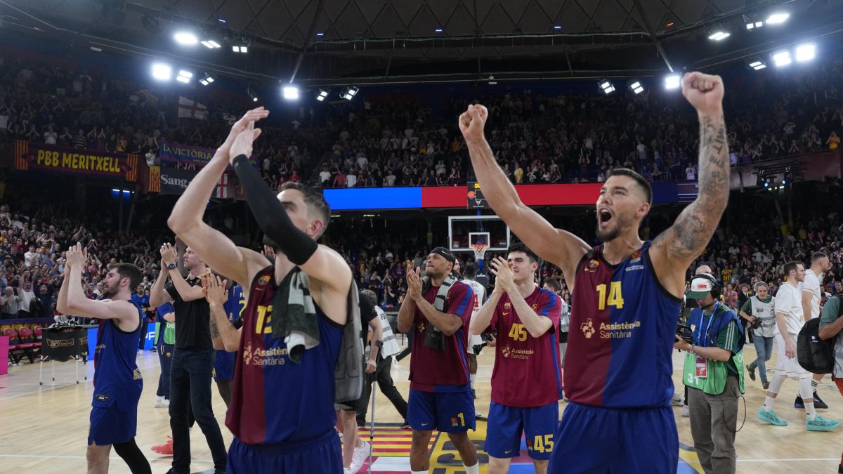 Los jugadores del Barça celebran la victoria ante el Mónaco. EFE/Alejandro García