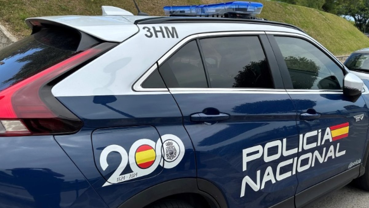 La policía nacional detiene a un hombre por maltrato animal tras golpear a un perro con un hacha