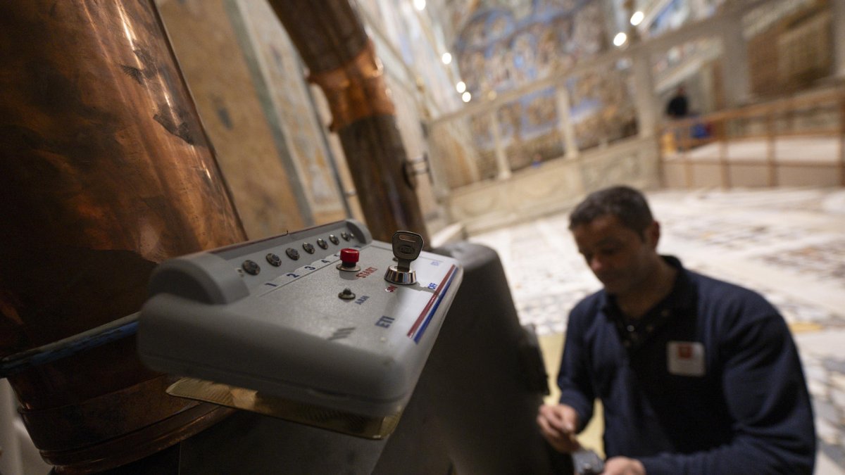 La Capilla Sixtina del Vaticano se prepara este viernes, 2 de mayo de 2025, para el cónclave 