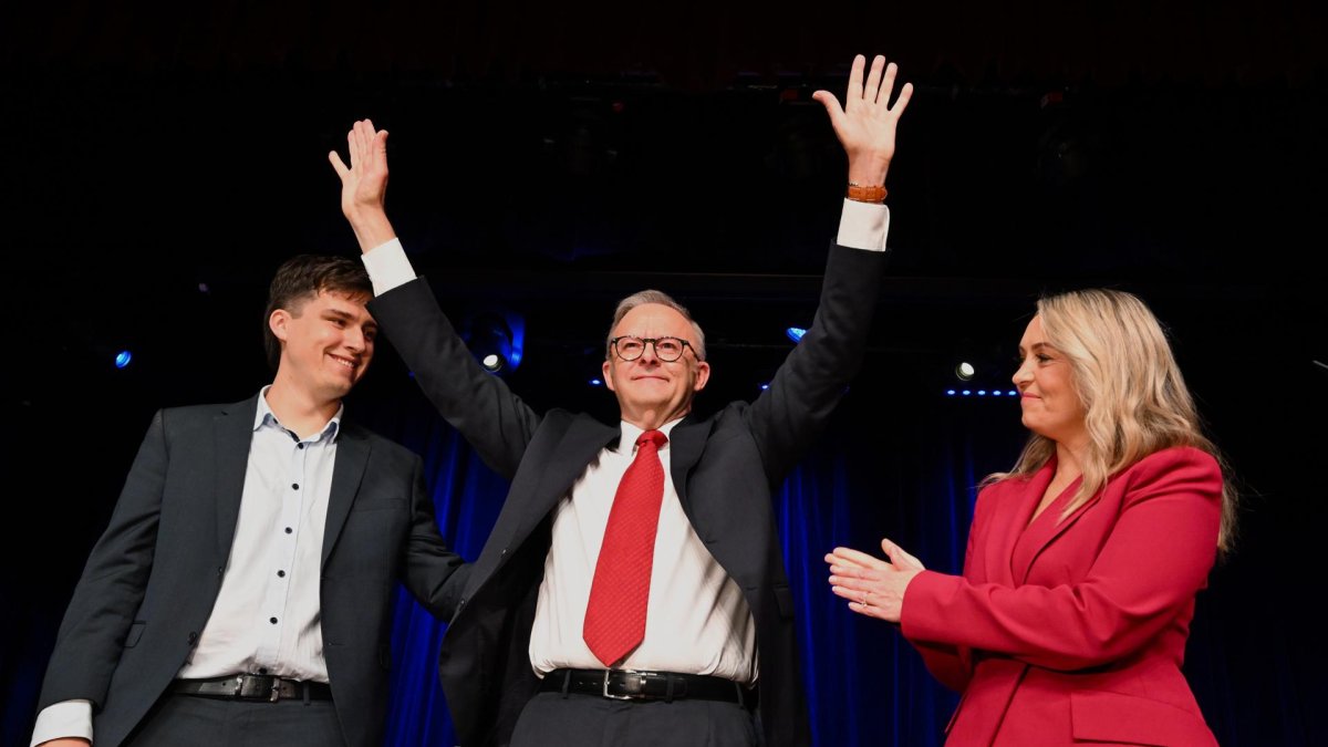 SYDNEY (Australia), 03/05/2025.- Australian Prime Minister Anthony Albanese, Partner Jodie Haydon and son Nathan acknowledge the crowd at the Labor Election Night function for the 2025 Federal Election in Sydney, Australia, 03 May 2025. (Elecciones) EFE/EPA/LUKAS COCH AUSTRALIA AND NEW ZEALAND OUT