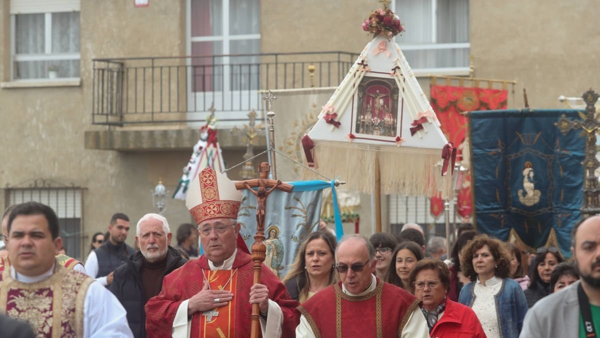 El obispo preside la procesión en Grajalejo de la Matas. Participantes en la procesión.
