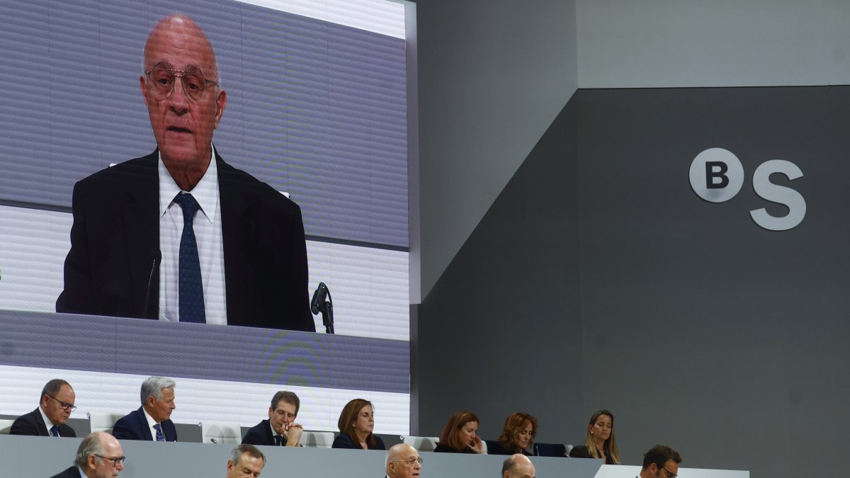 El presidente del Banco Sabadell, Josep Oliu (c), durante su intervención en la Junta General de Accionistas de la entidad.