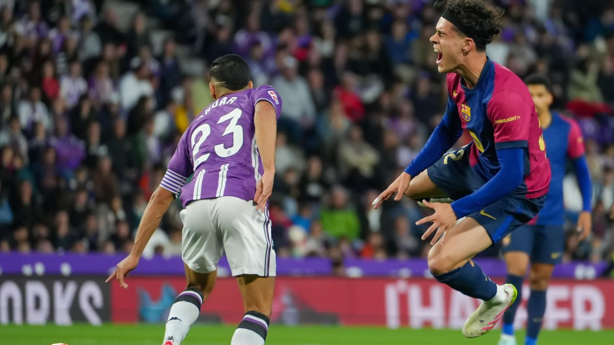 El centrocampista del Valladolid Anuar Mohamed Tuhami pelea un balón ante el lateral del Barcelona Héctor Fort (d) durante el partido de LaLiga de fútbol que Real Valladolid y FC Barcelona disputan en el estadio José Zorrilla. EFE/R. García