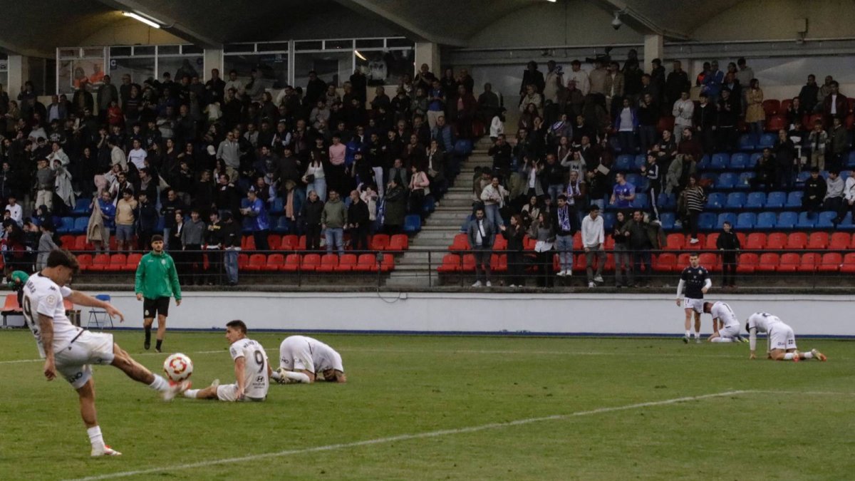 Imagen de los jugadores de la Cultural al final del partido.