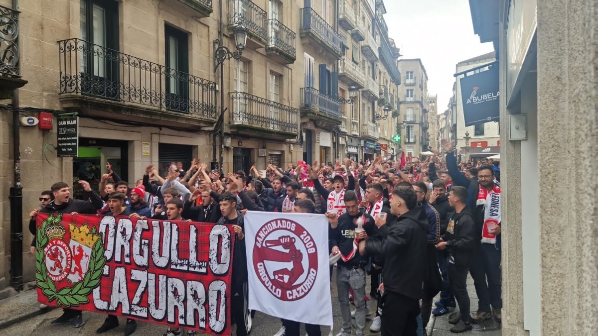 La afición de la Cultural hizo corteo desde el centro de Orense al estadio O Couto.