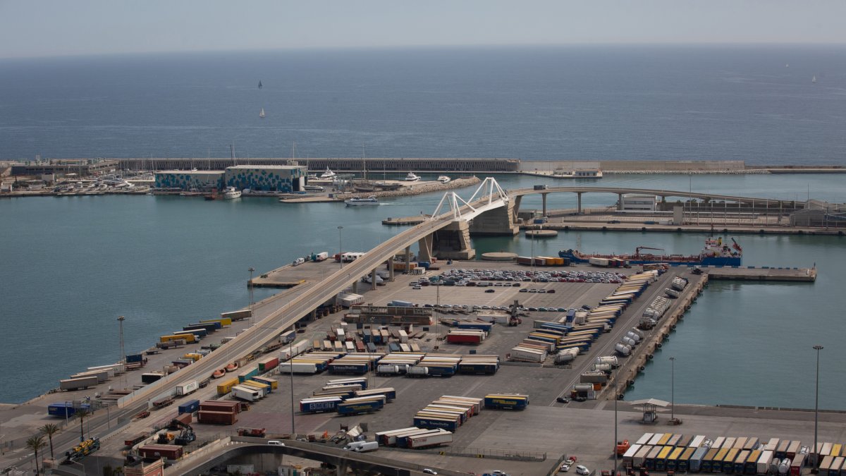 Archivo - Vista general del muelle de descarga del Puerto de Barcelona, en Cataluña (España), a 1 de abril de 2021.