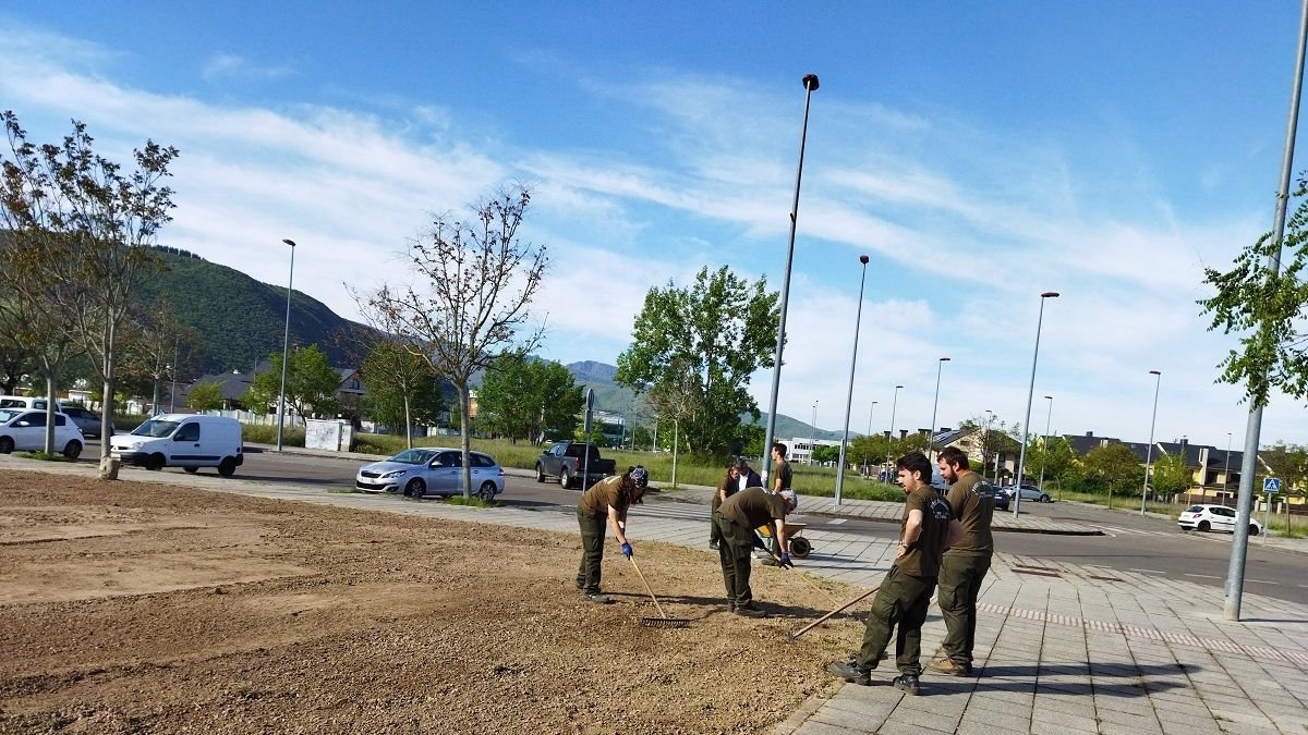 Trabajadores de la Escuela Taller en las tareas de jardinería.