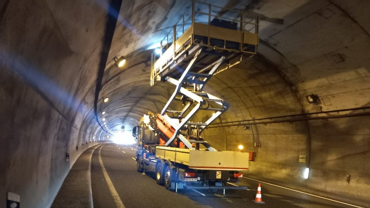 Imagen facilitada por el Ministerio de Transportes de una de las actuaciones en los túneles de la A-6.