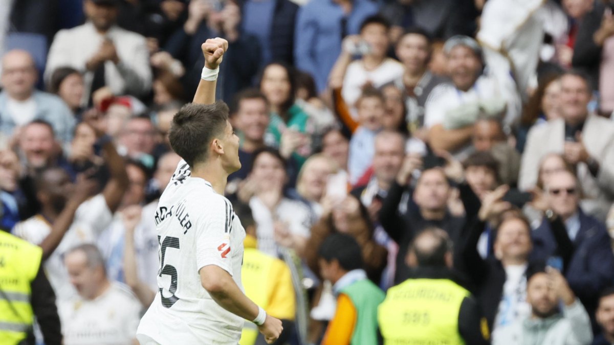 El centrocampista turco del Real Madrid Arda Güler celebra después de marcar el 1-0 durante el partido entre el Real Madrid y el Celta de Vigo en el estadio Santiago Bernabéu en Madrid. EFE/ Ballesteros