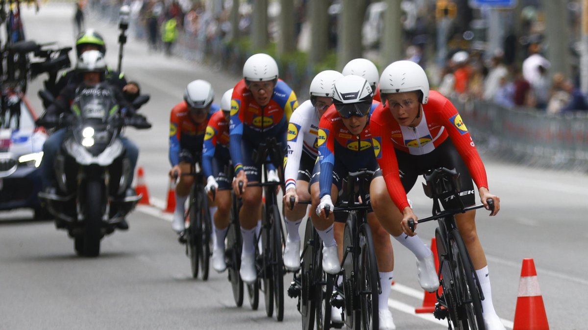 Las componentes del equipo Lidl-Trek participan en la primera etapa de la Vuelta Femenina, una contrarreloj por equipos de 8,1 kilómetros con salida y llegada a Barcelona. EFE/ Quique García