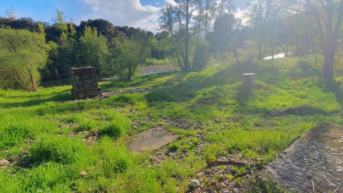 Aspecto actual que presenta la zona donde se desprendió la pasarela peatonal.