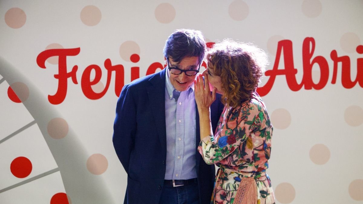 Illa y la vicepresidenta Montero en la caseta del PSC en la Feria de Abril de Barcelona.