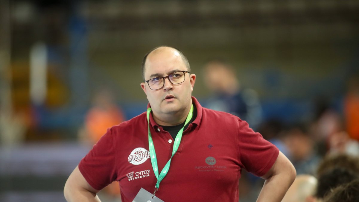 Dani Gordo, entrenador del Abanca Ademar, el pasado viernes durante el partido ante Benidorm.
