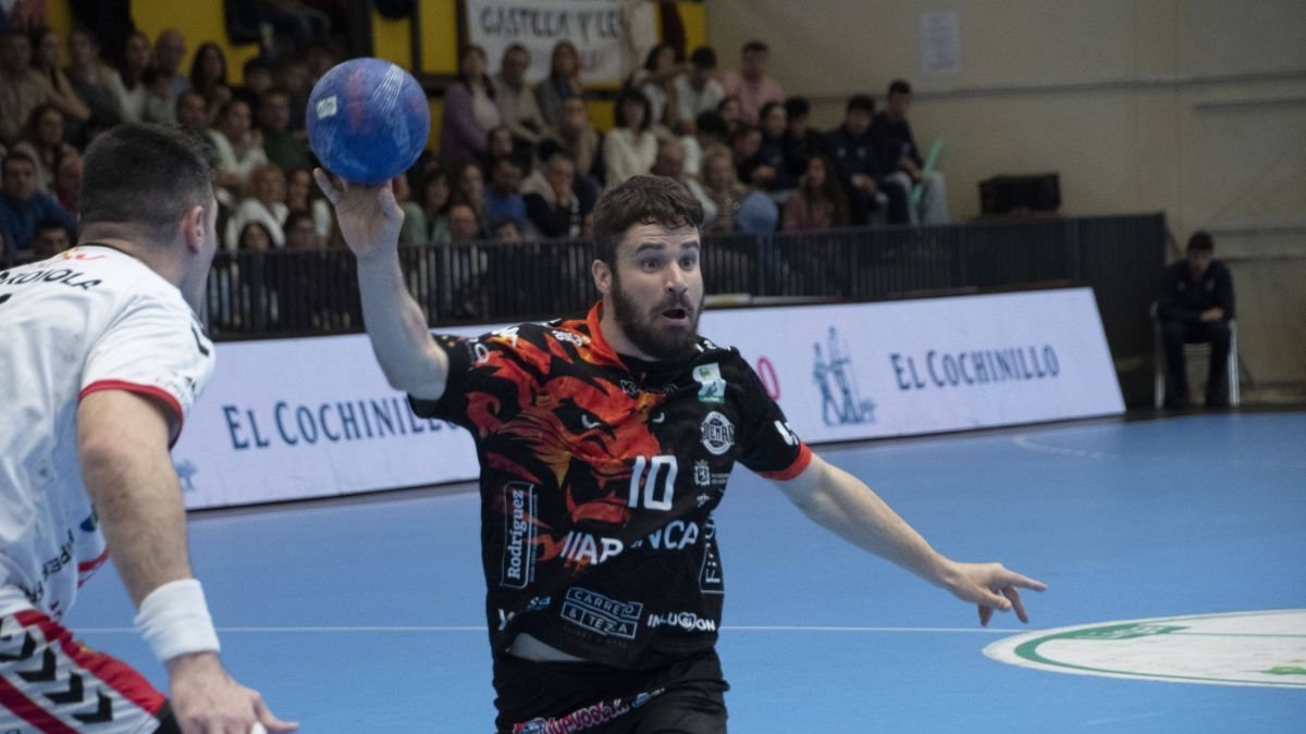 El central ademarista Rodrigo Pérez tiene muy complicado el volver a jugar esta temporada.