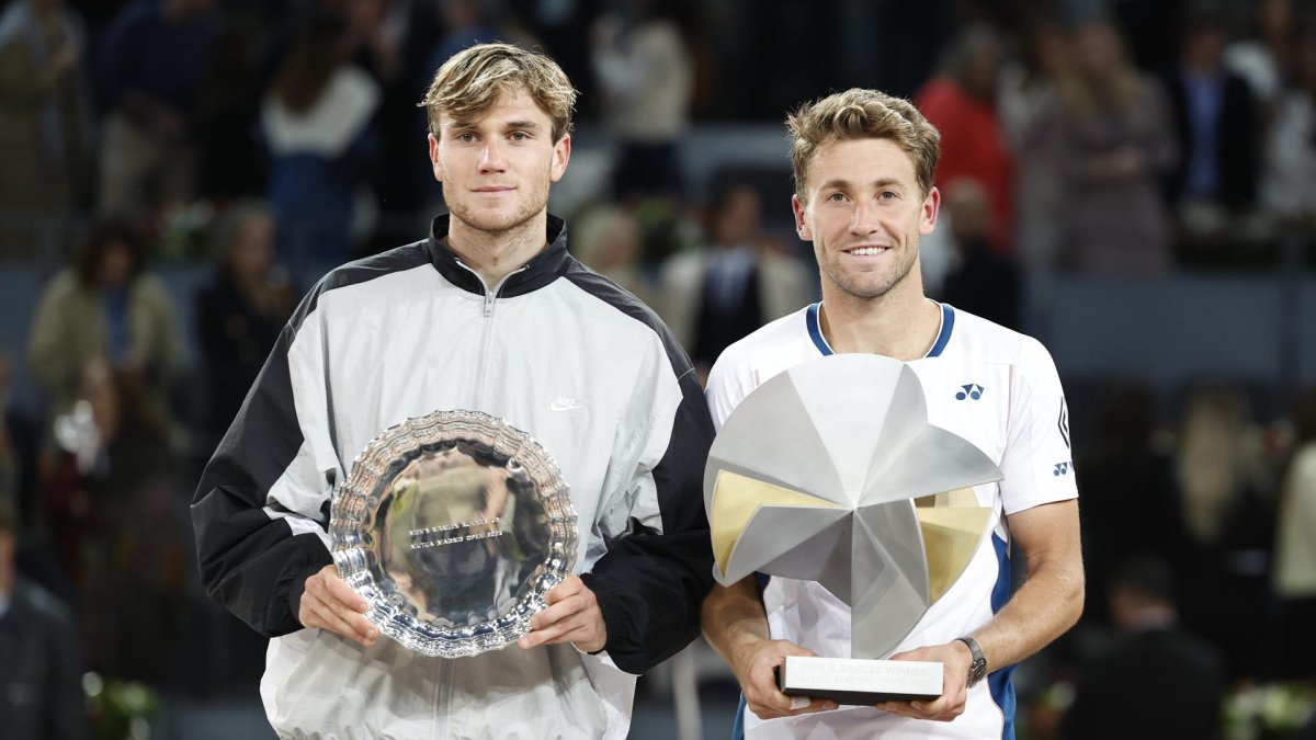El tenista noruego Casper Ruud y el británico Jack Draper (i) posan con sus trofeos tras la final del Mutua Madrid Open de tenis disputada este domingo en la Caja Mágica, en Madrid. EFE/Chema Moya