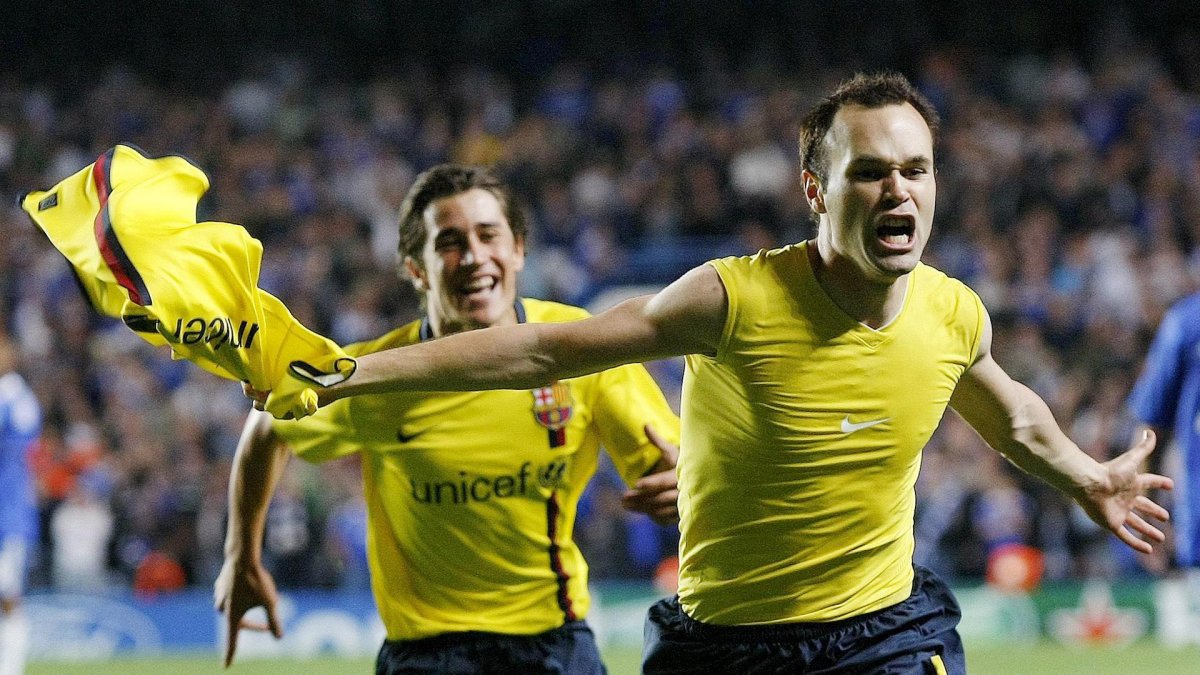 El centrocampista del F. C. Barcelona, Andrés Iniesta (d) y su compañero Bojan, celebran el gol que les dio el pase a la final de la liga de campeones en Stamford Bridge el 6 de mayo de 2009.. EFE / Felipe Trueba.