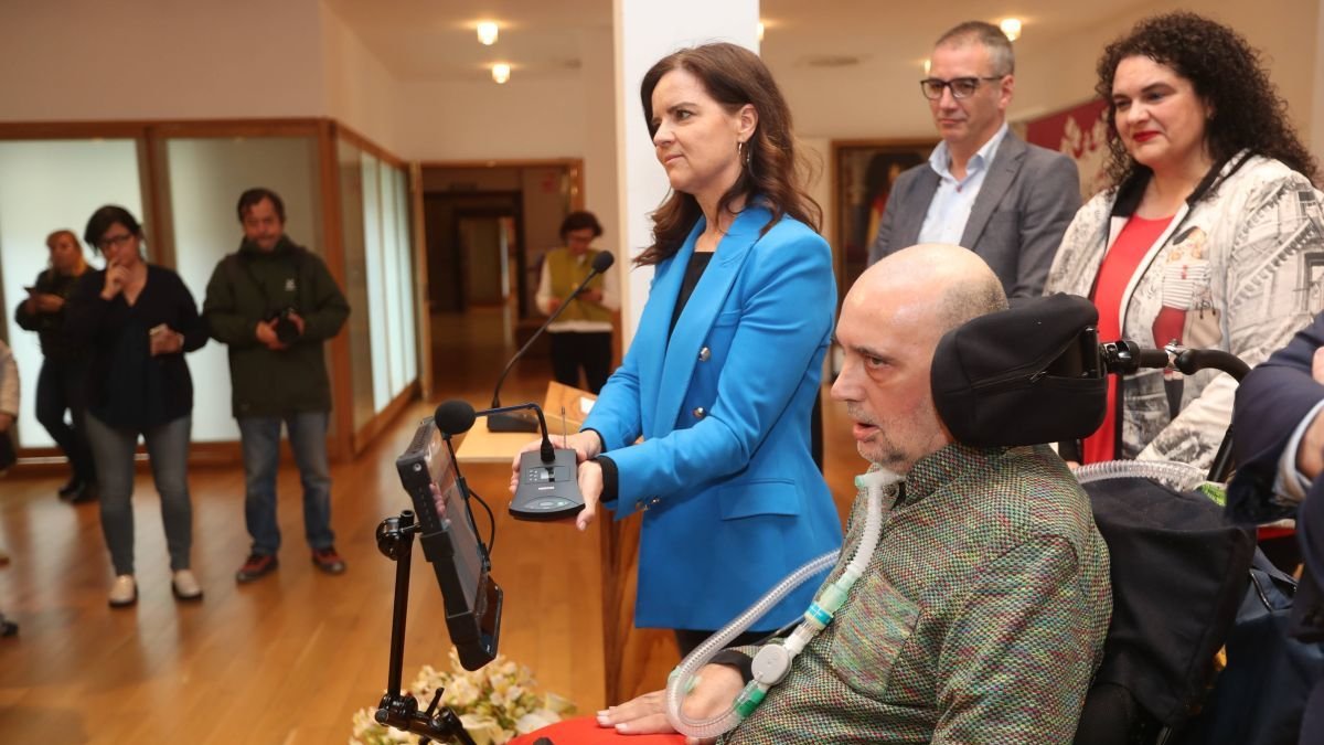 Urbano González junto a su mujer, Carlota Amigo, Antonio Orozco, gerente de servicios sociales, y Vera López, concejala .