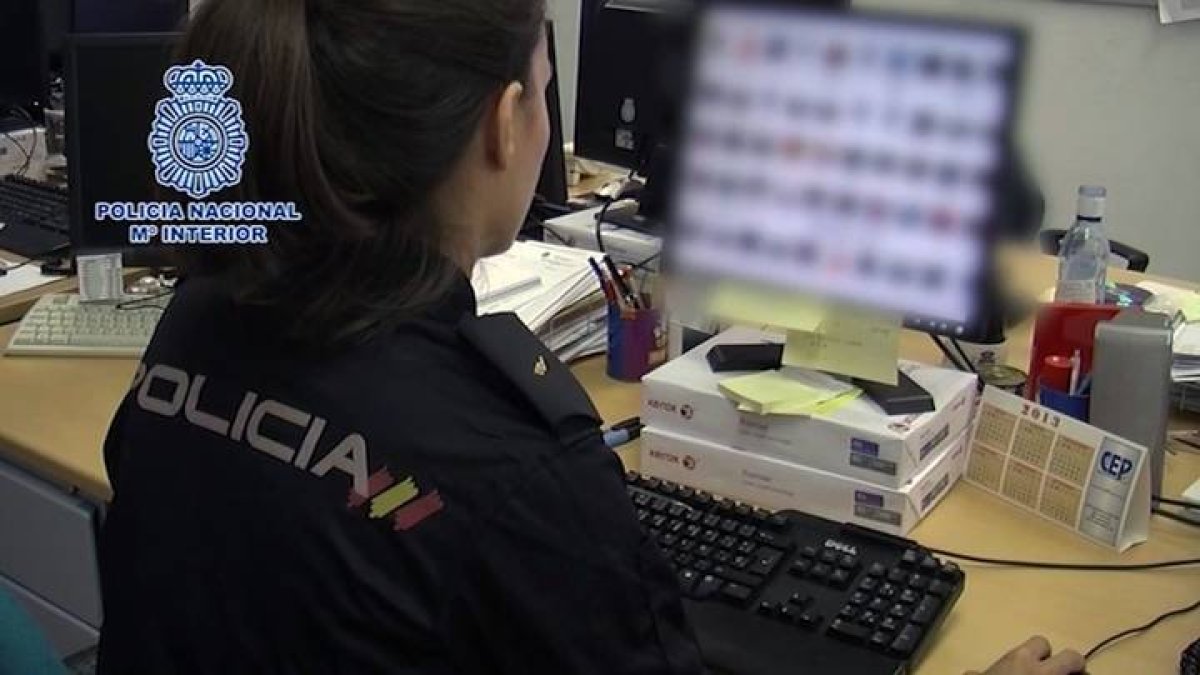 Fotografía facilitada por el Ministerio del Interior. La Policía Nacional ha desmantelado, con el arresto de varias personas en diferentes provincias españolas por compartir pornografía infantil