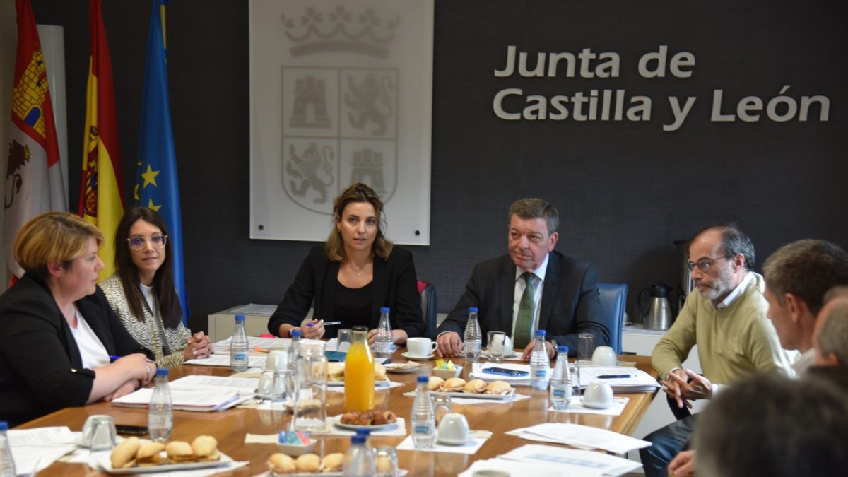 Reunión de la Junta y la Policía Nacional para coordinar la seguridad en los establecimientos de juego de Castilla y León.