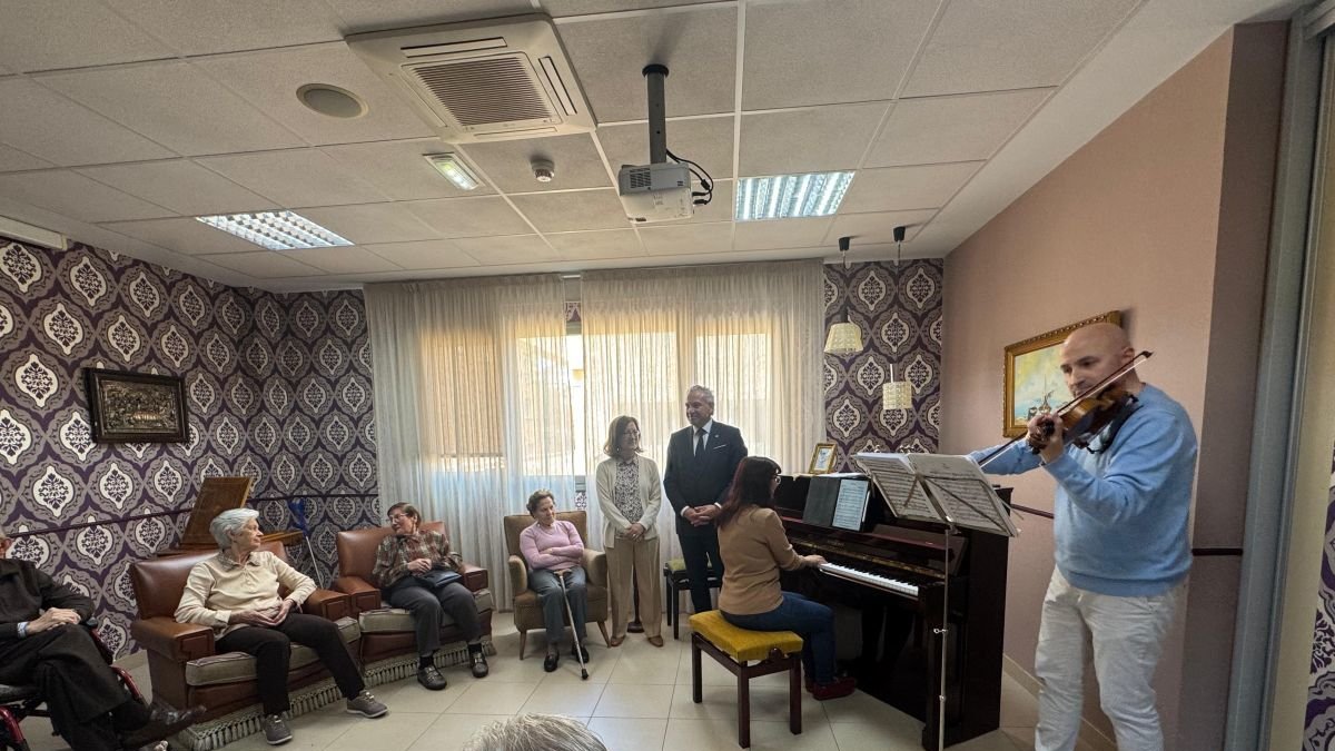 Nicanor Sen, en la sala de memoria del centro con usuarios y trabajadores.