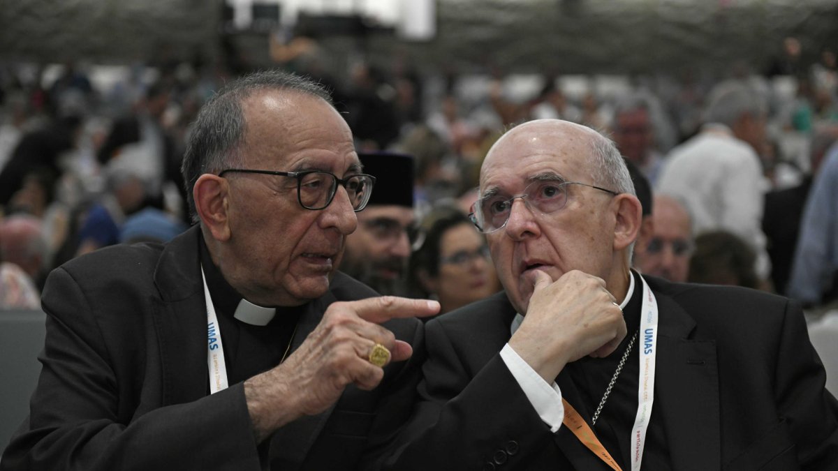 Imagen de archivo (11/6/2022) de los cardenales españoles Juan José Omella (i) y Carlos Osoro (d). EFE/Víctor Lerena
