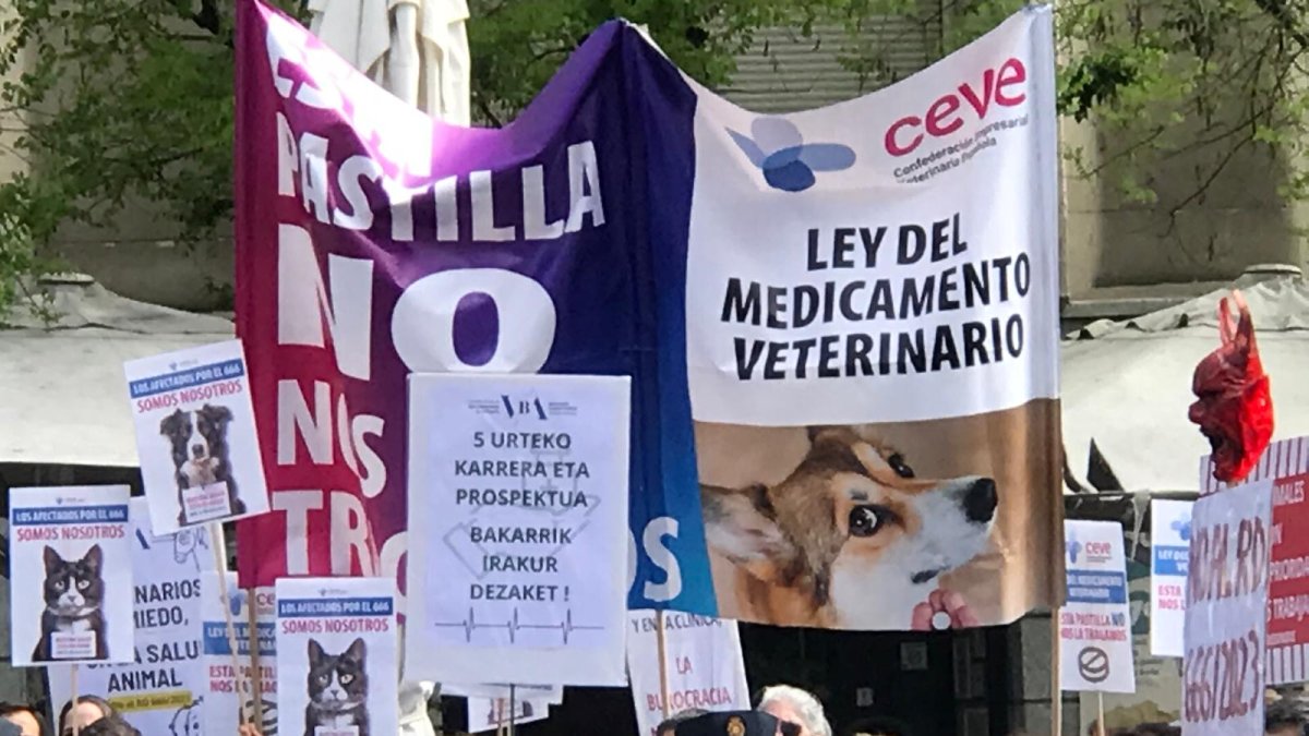 Protesta de los veterinarios ante el Congreso de los Diputados.
