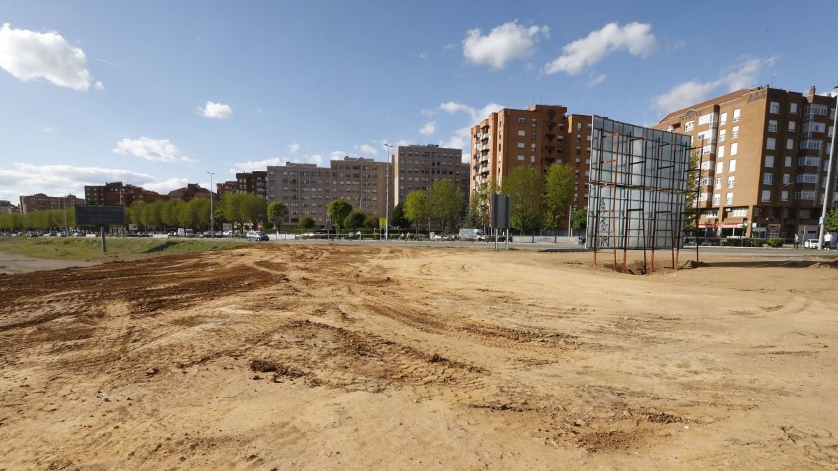 El relleno del terreno ha comenzado en la cuña de las avenidas Fernández Ladreda y Europa.