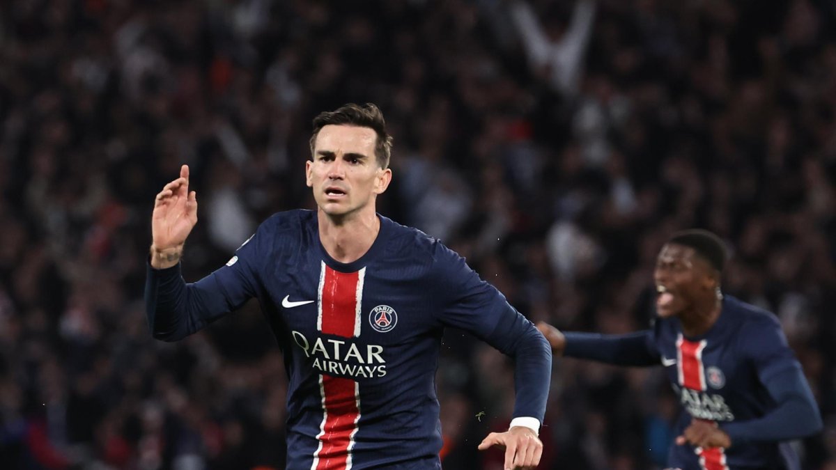 El jugador español del PSG Fabian Ruiz celebra el 1-0 durante el partido de vuelta de la UEFA Champions League jugado en el Parque de los Príncipes en París, Francia. EFE/EPA/CHRISTOPHE PETIT TESSON