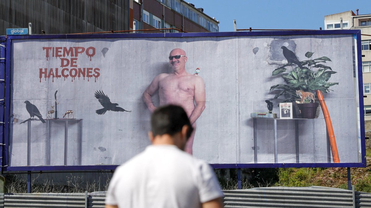 Cartel publicitario contratado en A Coruña por el artista Enrique Tenreiro, que pintó en octubre de 2018 la tumba de Franco en el Valle de Cuelgamuros y ahora, en busca de la paz, ha ideado una campaña en la que se desnuda contra los que denomina 