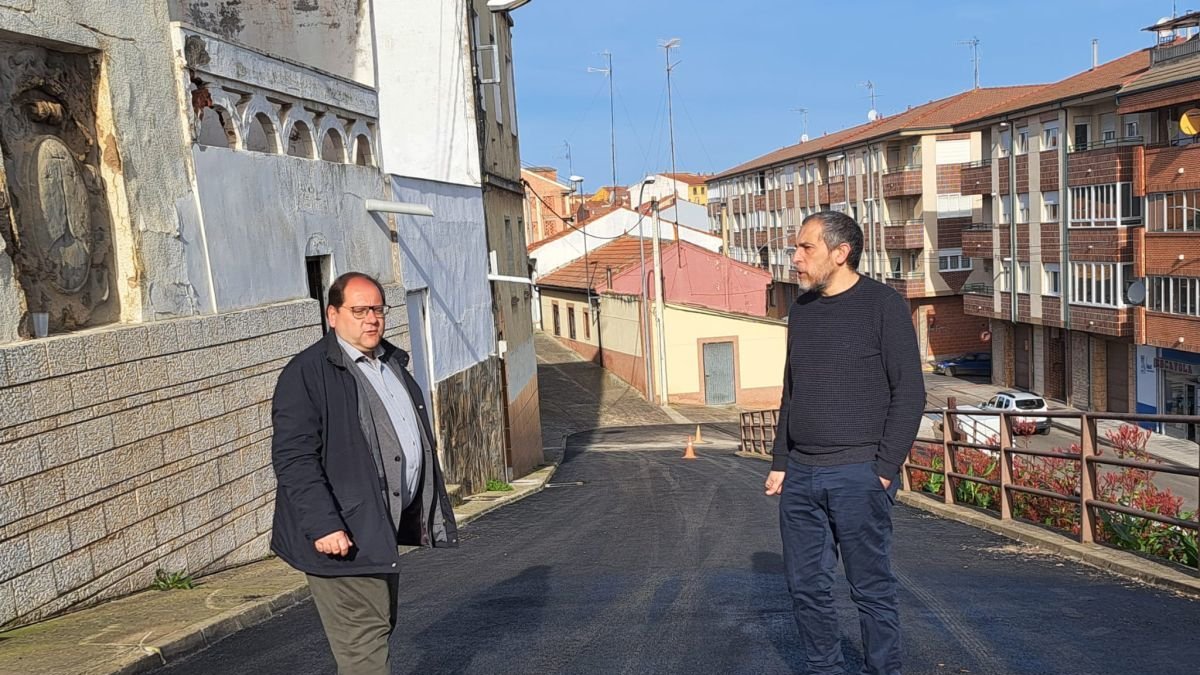 El alcalde, Javier Carrera, visitó las obras de la localidad.