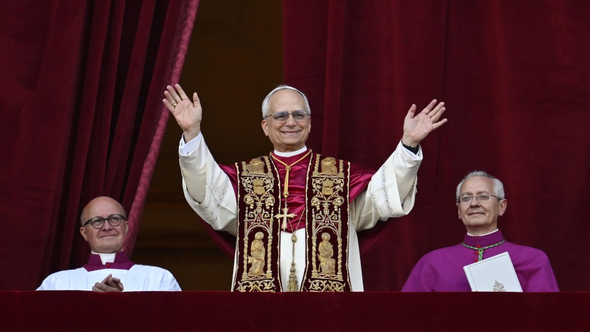 El nuevo papa Leon XIV saluda a los fieles desde el balcón.