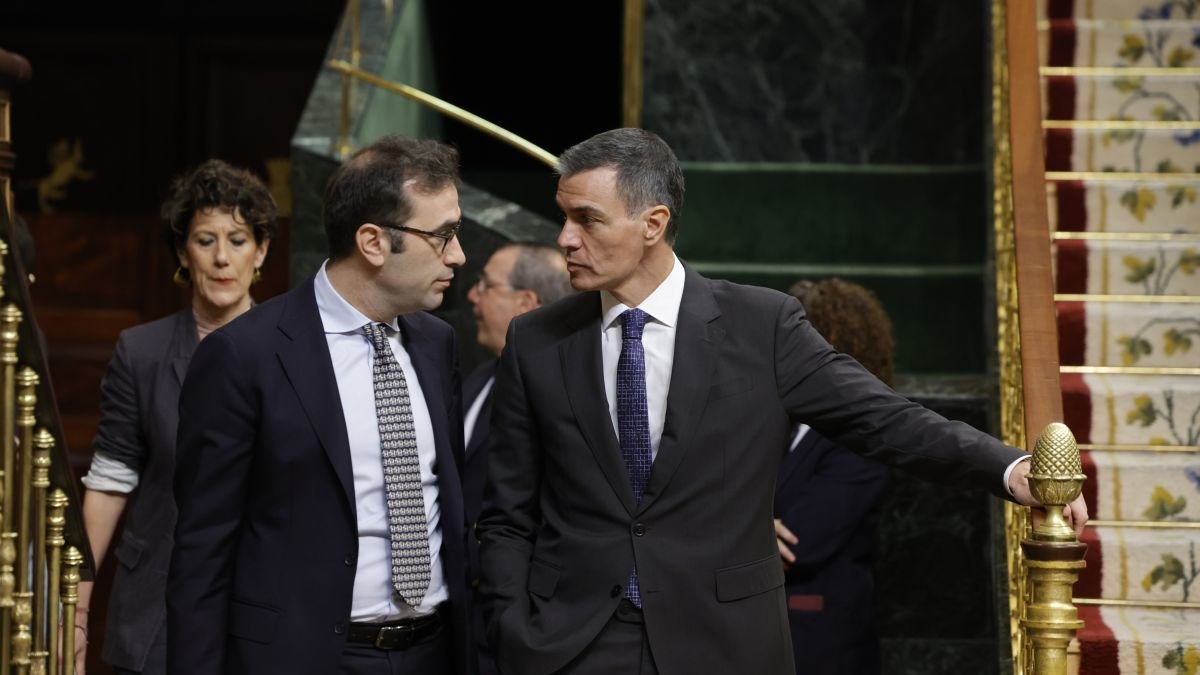 Pedro Sánchez y el ministro de Economía, Carlos Cuerpo, en el Congreso.