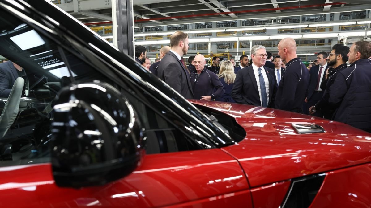 Starmer habla con empleados de la planta de Jaguar Land Rover en West Midland.