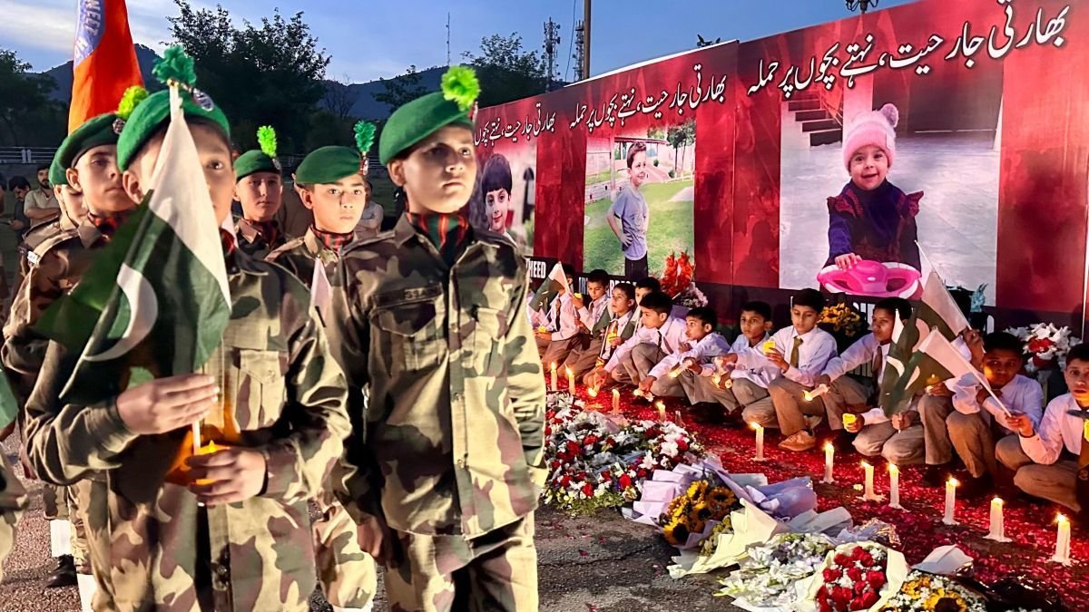 Niños pakistaníes en un homenaje a las víctimas.