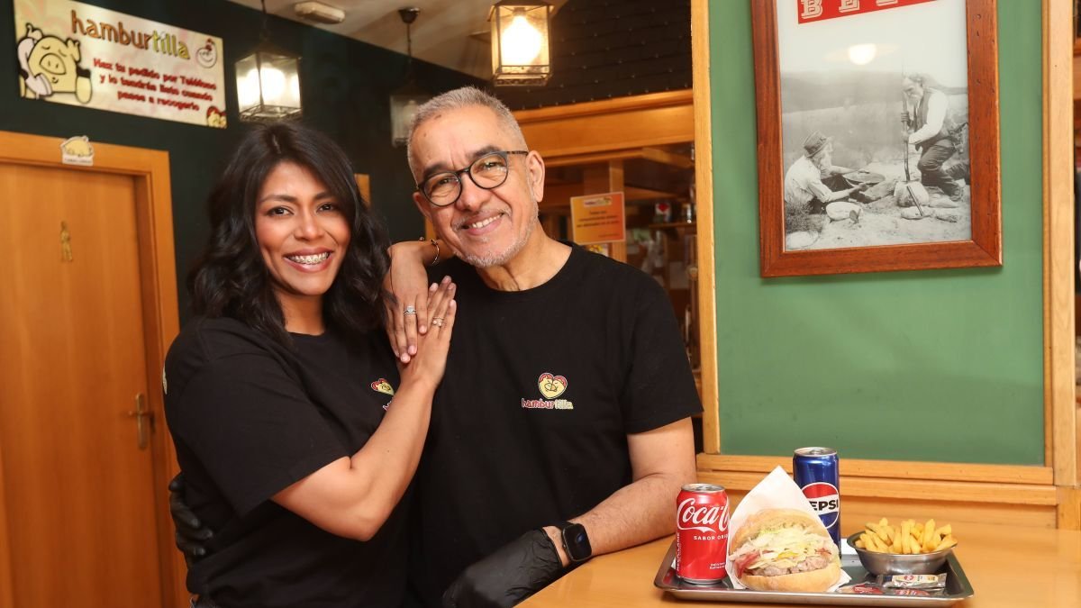 Génesis Solorzano y Nelson Blanco están al frente de Hamburtilla, un establecimiento que aporta al mundo de la hamburguesa todas las posibilidades para disfrutar. ÁNGELOPEZ