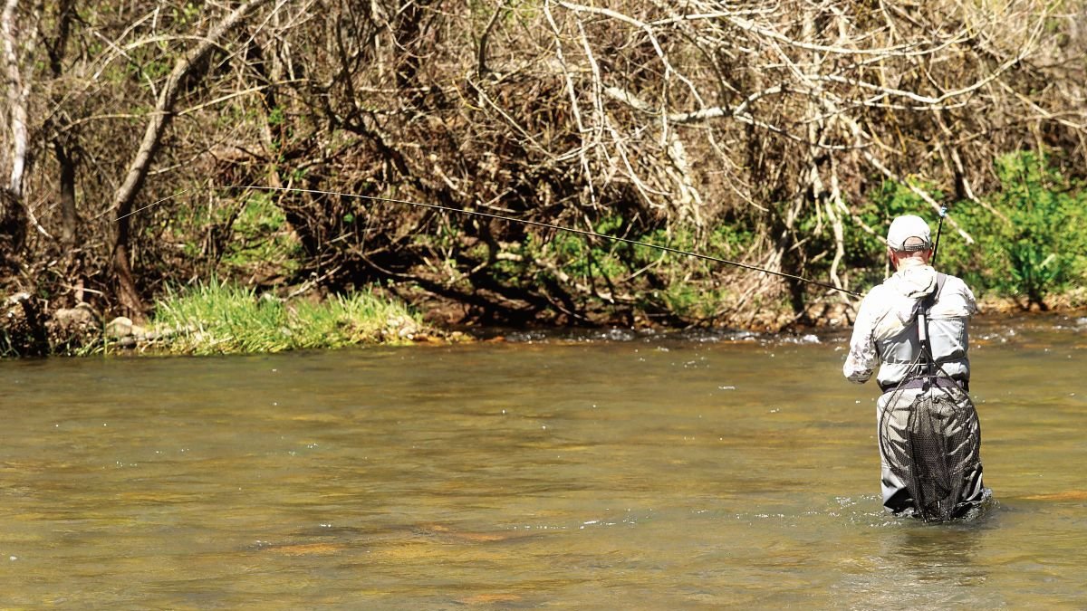 La temporada de pesca en los ríos leoneses ha superado el primer mes de actividad con la climatología y los caudales altos como grandes condicionantes.