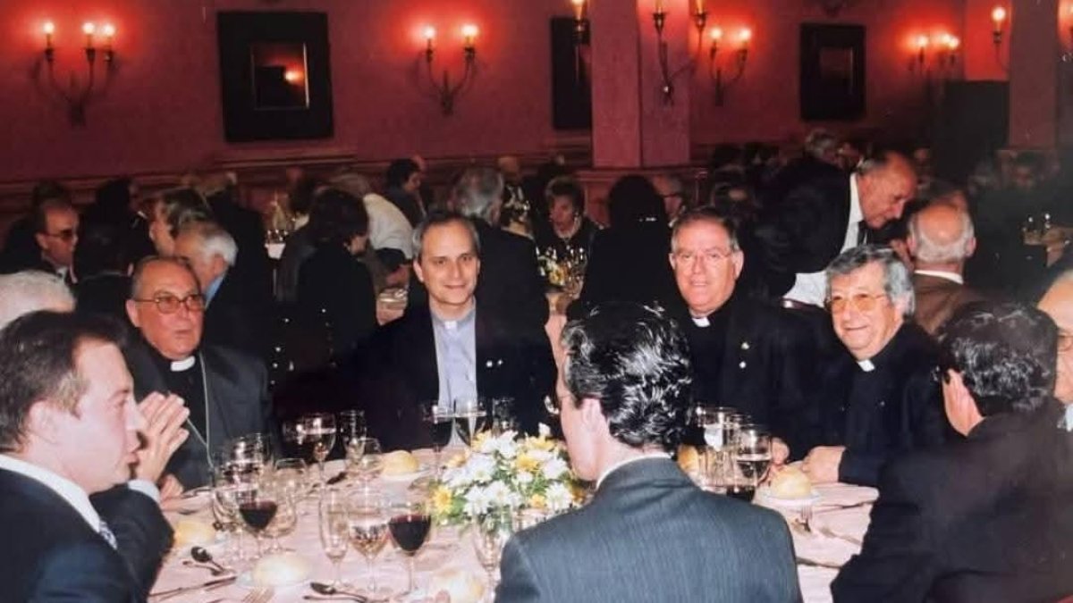 León XIV, en el centro, durante una comida con los Agustinos de León.