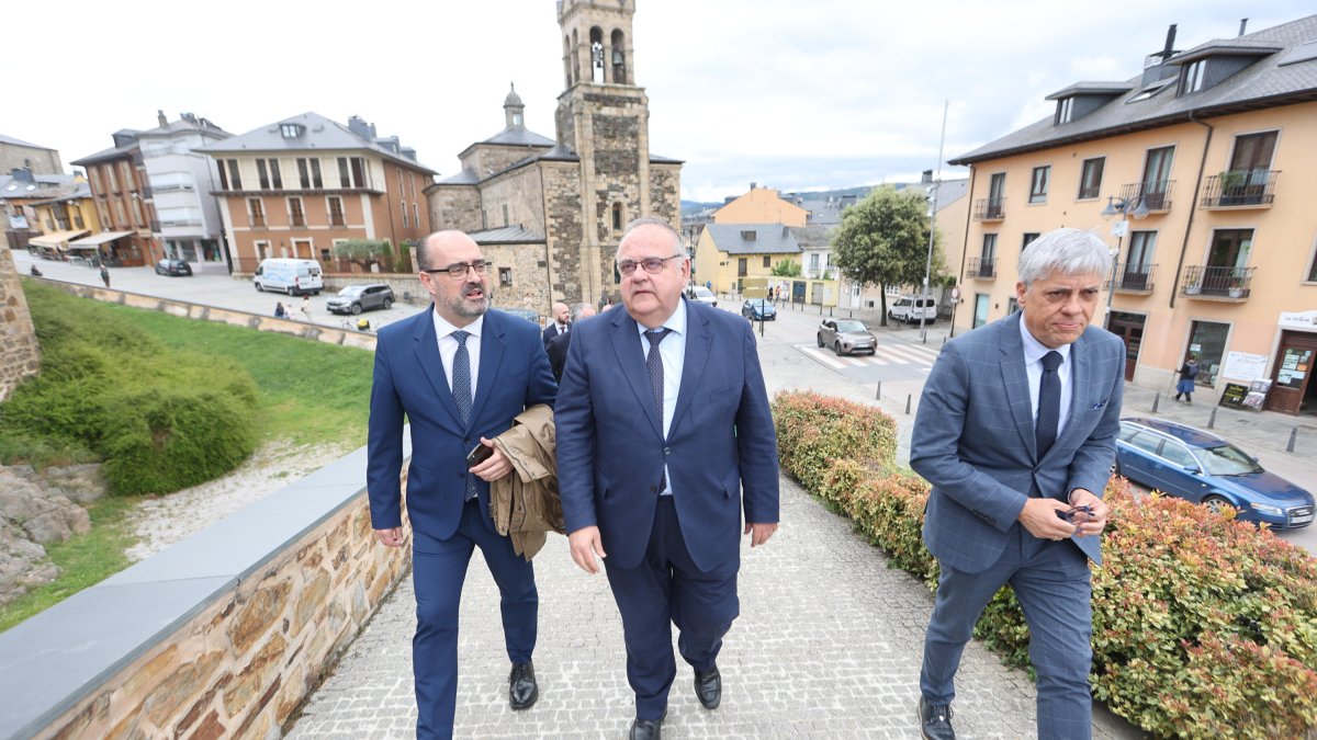 El consejero de Sanidad, a su llegada al Castillo de Ponferrada, junto al alcalde de la capital berciana y el delegado territorial de la Junta en León.