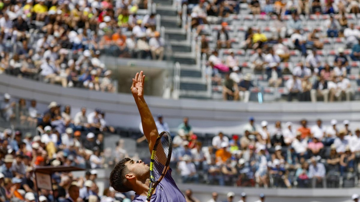 El español Carlos Alcaraz durante el partido ante el serbio Dusan Lajovic. EFE/FABIO FRUSTACI