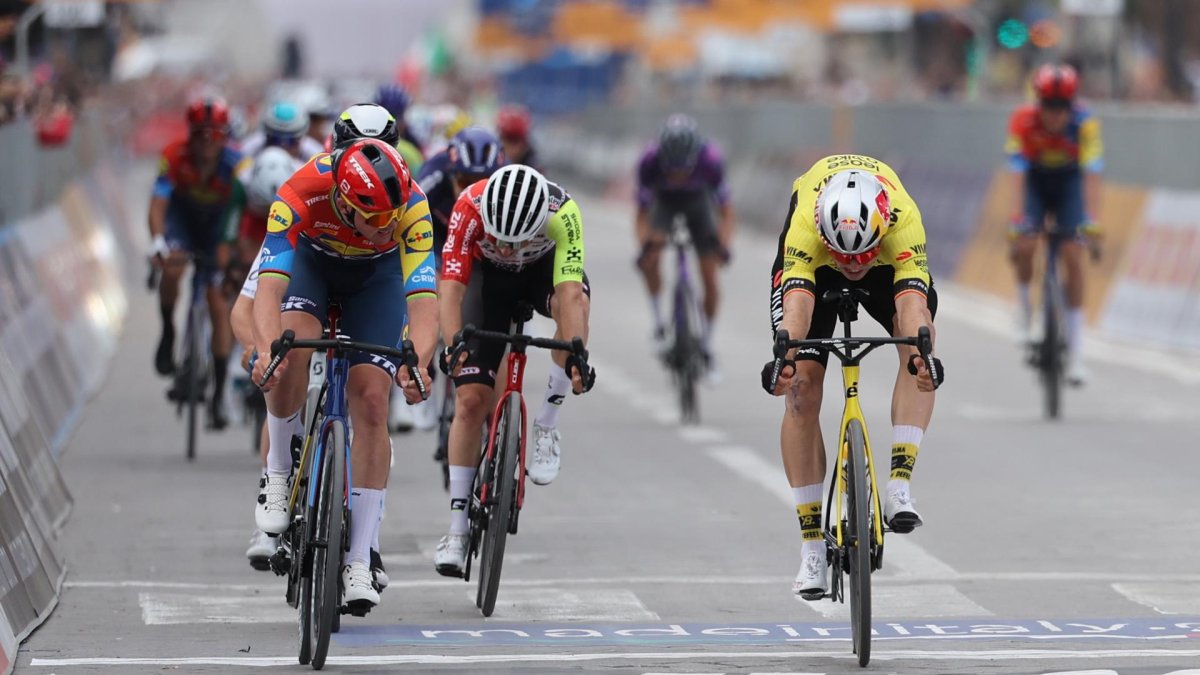 El danés Pedersen (i) cruza la linea de meta de la primera etapa del Giro de Italia por delante del belga Wout Van Aert EFE/EPA/GEORGI LICOVSKI