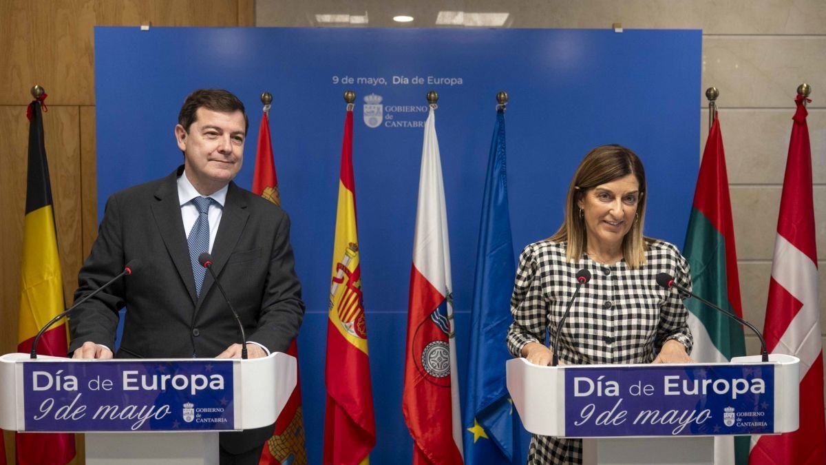 Mañueco con la presidenta de Cantabria, María José Sáenz de Buruaga, ayer.