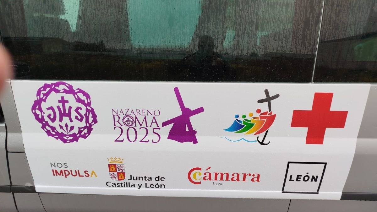 La furgoneta rotulada y climatizada donde viajará el Nazareno hasta el puerto de Barcelona.