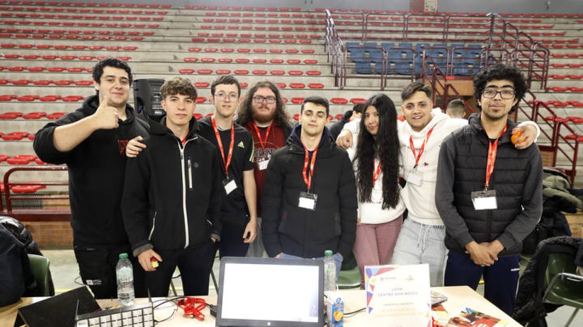 El alumnado de Electricidad y Electrónica que ha realizado el proyecto.